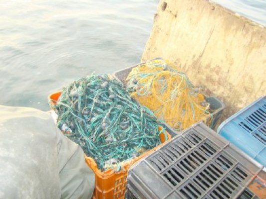 Kilometri de plase ilegale, aruncate de pescadorul turcesc reţinut